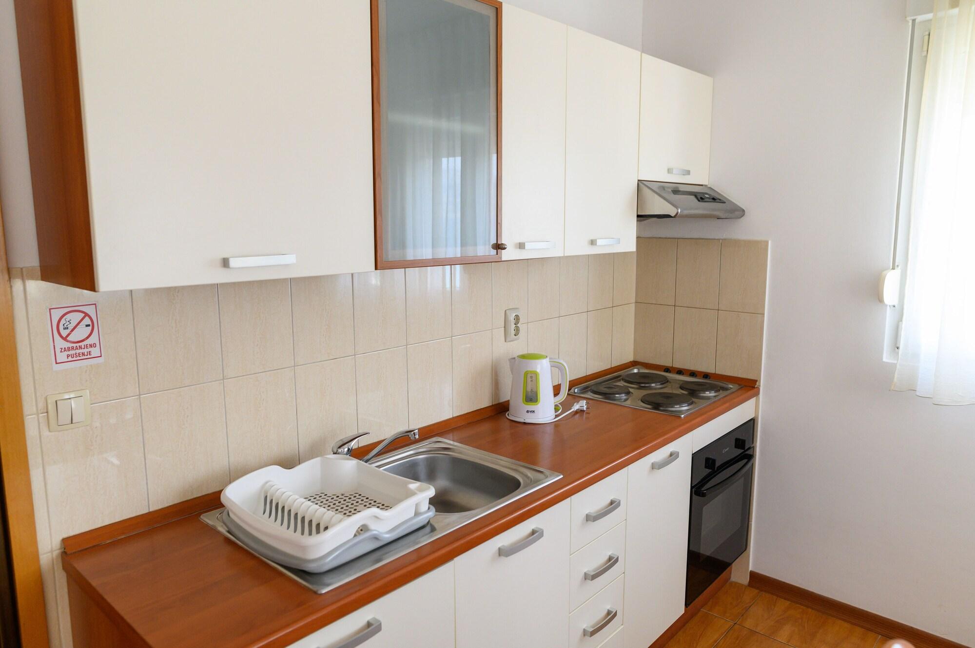 Malo 3* Arbanija