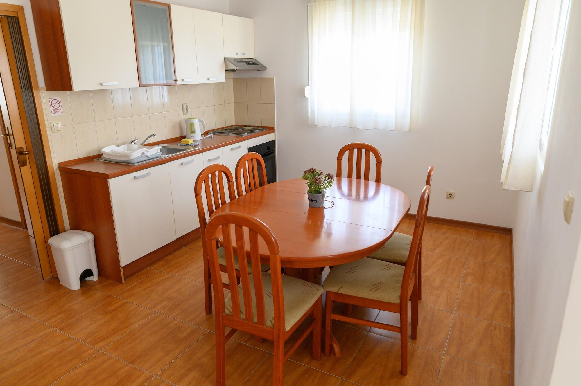 Malo Hotel apartamentowy Arbanija