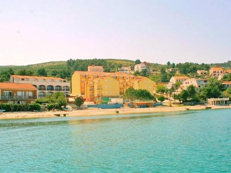 Malo 3* Arbanija